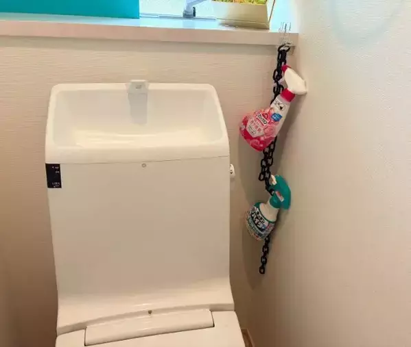 トイレの壁際に『カラーチェーン』を垂らすと？　試した結果に「やって正解！」