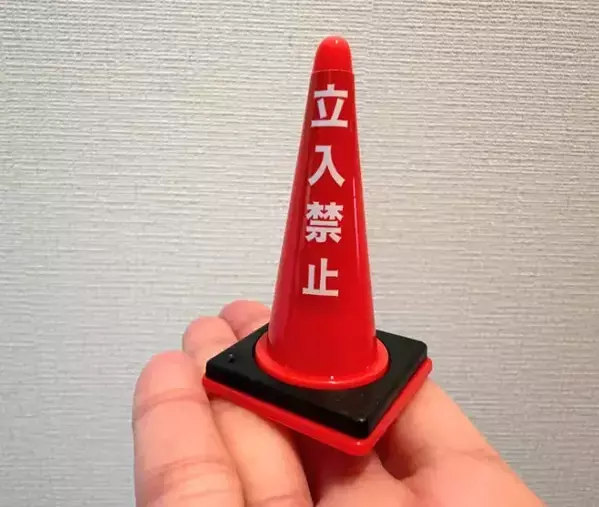 洗面所に『ミニ三角コーン』を設置　100均商品の思わぬ使い道とは？