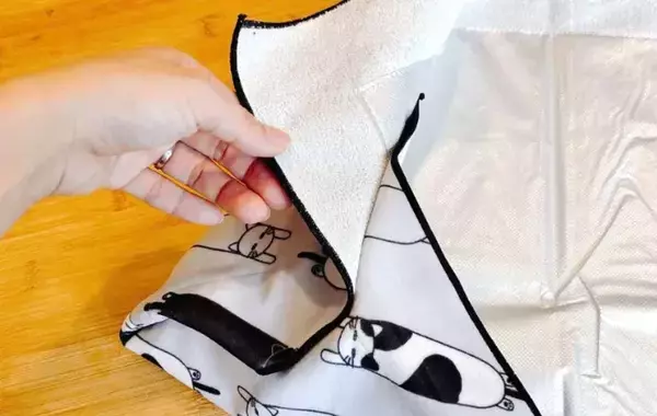 布同士がくっつく『ニトリの猫柄クロス』　バンドなしで包めるので「弁当の持ち運びに便利」