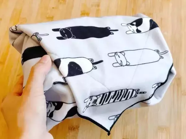 布同士がくっつく『ニトリの猫柄クロス』　バンドなしで包めるので「弁当の持ち運びに便利」