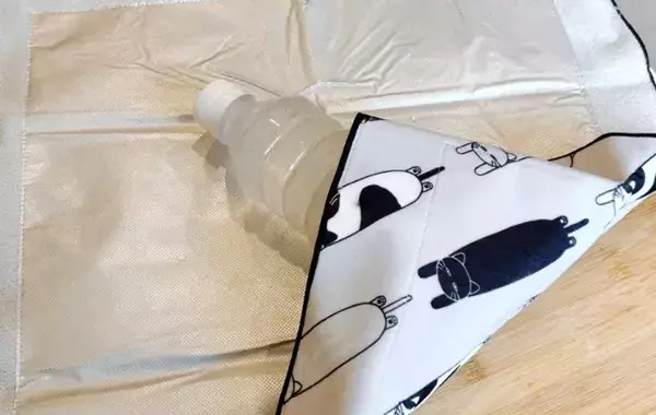 布同士がくっつく『ニトリの猫柄クロス』　バンドなしで包めるので「弁当の持ち運びに便利」