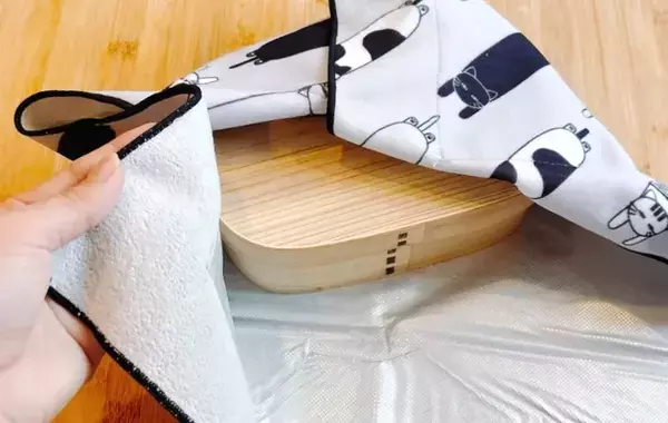 布同士がくっつく『ニトリの猫柄クロス』　バンドなしで包めるので「弁当の持ち運びに便利」