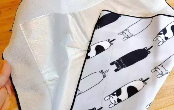 布同士がくっつく『ニトリの猫柄クロス』　バンドなしで包めるので「弁当の持ち運びに便利」