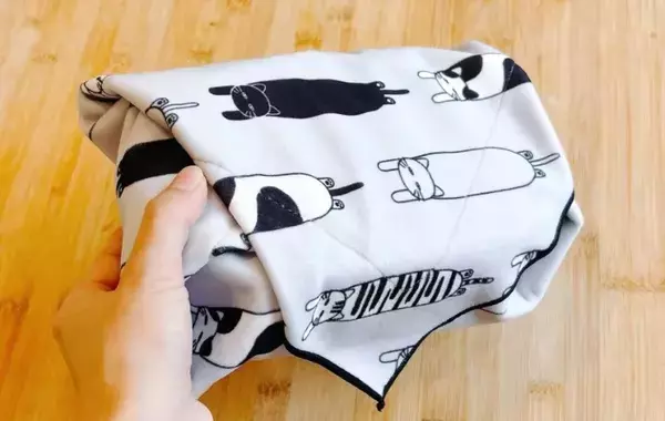 布同士がくっつく『ニトリの猫柄クロス』　バンドなしで包めるので「弁当の持ち運びに便利」