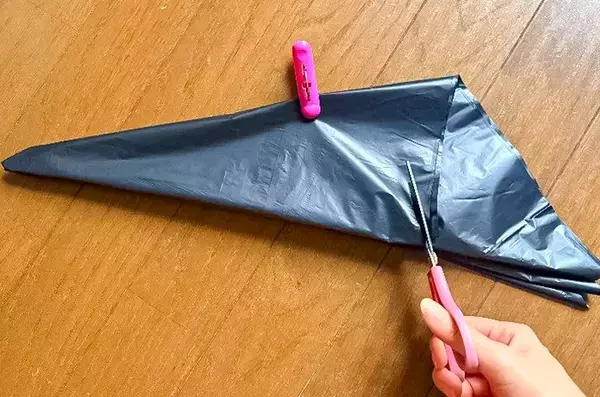 ゴミ袋を三角形に折って… 完成したものがハロウィンにピッタリ「迫力満点」