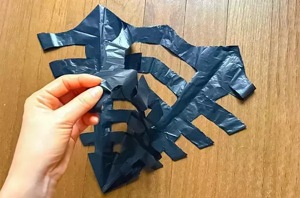 ゴミ袋を三角形に折って… 完成したものがハロウィンにピッタリ「迫力満点」
