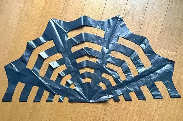 ゴミ袋を三角形に折って… 完成したものがハロウィンにピッタリ「迫力満点」