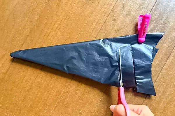 ゴミ袋を三角形に折って… 完成したものがハロウィンにピッタリ「迫力満点」