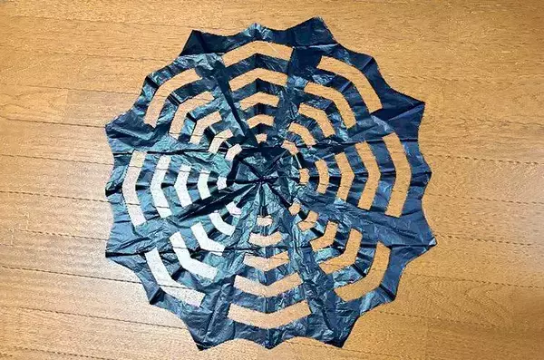 ゴミ袋を三角形に折って… 完成したものがハロウィンにピッタリ「迫力満点」