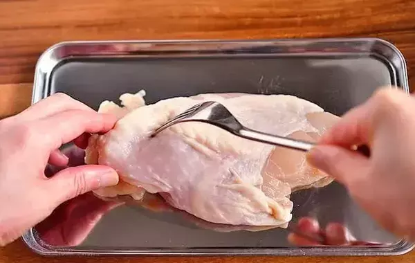 安い鶏むね肉に『大さじ1杯』まぶしてみて！　しっとり柔らかくなって「弁当に入れたい」【管理栄養士のレシピ】