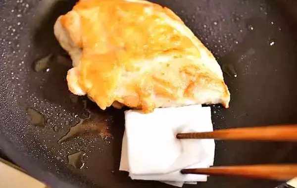 安い鶏むね肉に『大さじ1杯』まぶしてみて！　しっとり柔らかくなって「弁当に入れたい」【管理栄養士のレシピ】