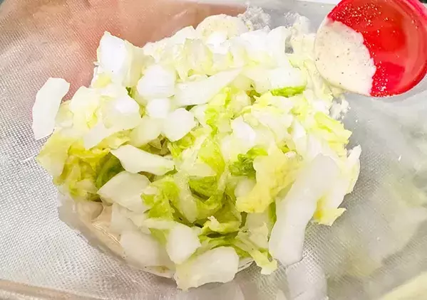 塩もみした白菜に和えるだけ　味つけに入れたのは「コク旨」「1玉食べちゃう」
