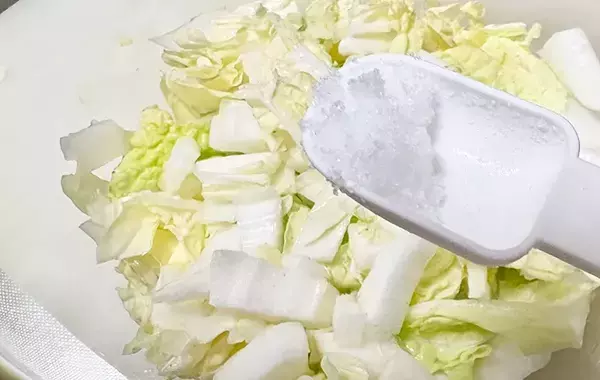 塩もみした白菜に和えるだけ　味つけに入れたのは「コク旨」「1玉食べちゃう」
