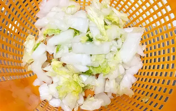 塩もみした白菜に和えるだけ　味つけに入れたのは「コク旨」「1玉食べちゃう」