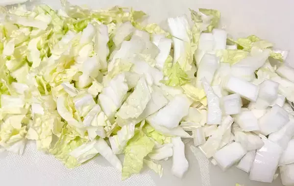 塩もみした白菜に和えるだけ　味つけに入れたのは「コク旨」「1玉食べちゃう」