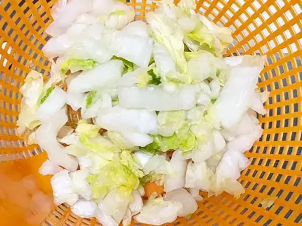 塩もみした白菜に和えるだけ　味つけに入れたのは「コク旨」「1玉食べちゃう」