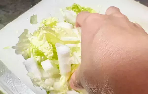 塩もみした白菜に和えるだけ　味つけに入れたのは「コク旨」「1玉食べちゃう」