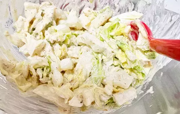 塩もみした白菜に和えるだけ　味つけに入れたのは「コク旨」「1玉食べちゃう」