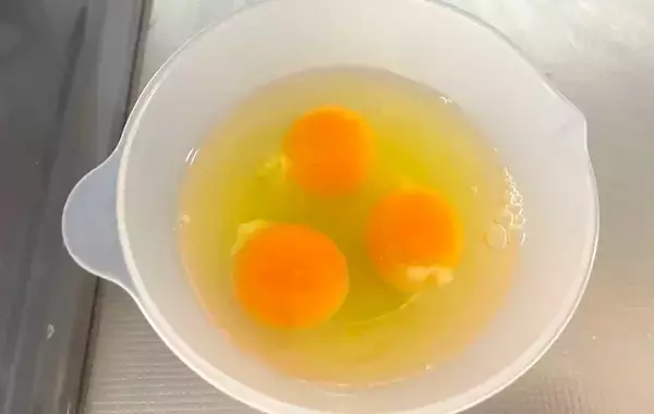 セリアで見つけた『ミニボウル』が便利すぎ！ 電子レンジで温められるので？