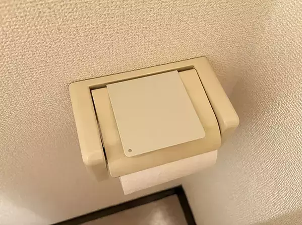 セリアの『フロアマット』がトイレで活躍！　ブックエンドと組み合わせたら『トイペ置き』が誕生