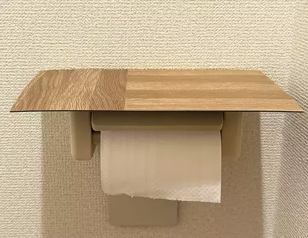 セリアの『フロアマット』がトイレで活躍！　ブックエンドと組み合わせたら『トイペ置き』が誕生