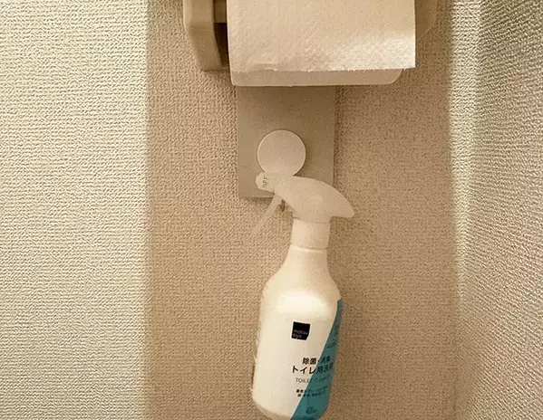 セリアの『フロアマット』がトイレで活躍！　ブックエンドと組み合わせたら『トイペ置き』が誕生