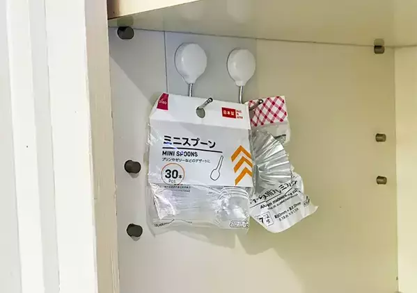 ブックエンド2枚で『かさばる保存容器』の悩みが解消　キッチン棚がすっきりする整理術【2選】