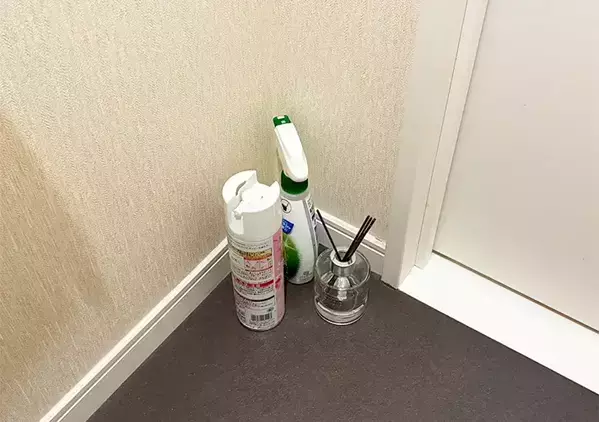 100均のすのこを『トイレの壁際』に置くと生活感がすっきり　目隠しパーテーションが【3分】で作れた