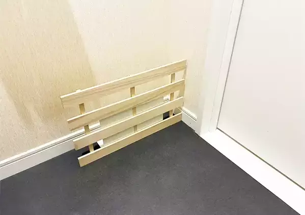 100均のすのこを『トイレの壁際』に置くと生活感がすっきり　目隠しパーテーションが【3分】で作れた