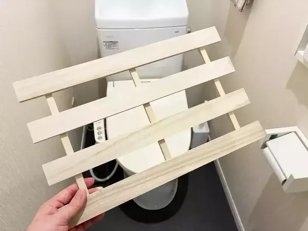 100均のすのこを『トイレの壁際』に置くと生活感がすっきり　目隠しパーテーションが【3分】で作れた