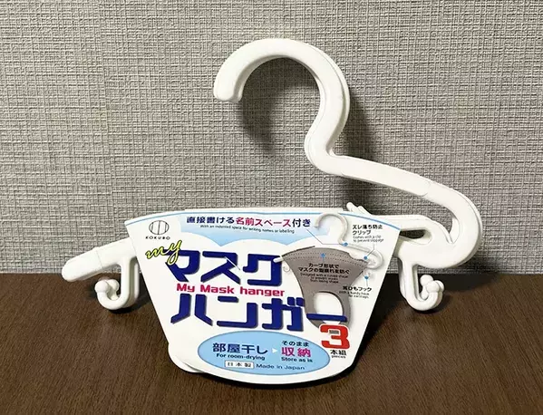 ダイソーの『マスクハンガー』をキッチンで使うと便利！　デッドスペースを有効活用できた