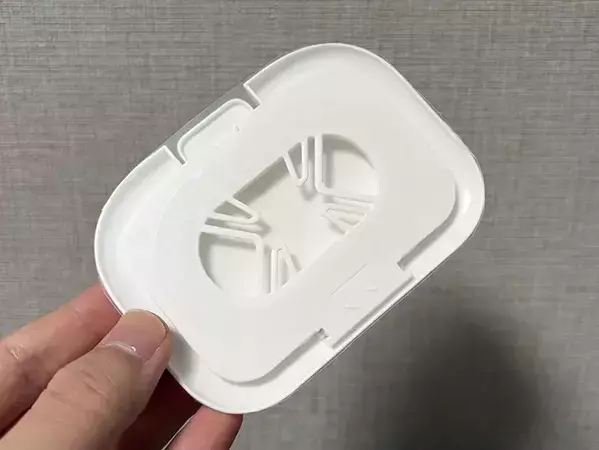 クリアファイルに『ウェットシートの蓋』を貼って切ると？　できたものが、小物収納に活躍！