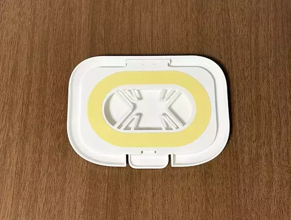 クリアファイルに『ウェットシートの蓋』を貼って切ると？　できたものが、小物収納に活躍！