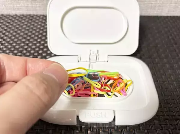 クリアファイルに『ウェットシートの蓋』を貼って切ると？　できたものが、小物収納に活躍！