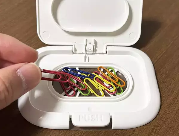 クリアファイルに『ウェットシートの蓋』を貼って切ると？　できたものが、小物収納に活躍！