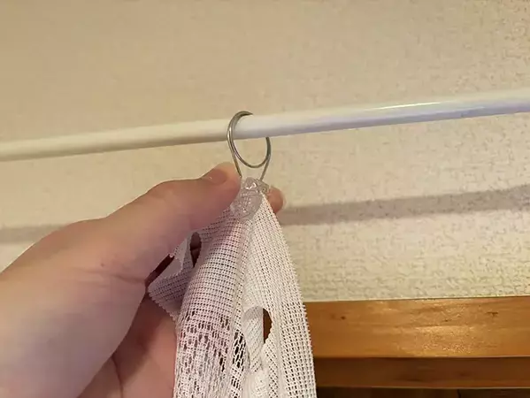 【ダイソー】部屋の仕切りは『440円』で作れる！　つっぱり棒を活用して5分で完成した