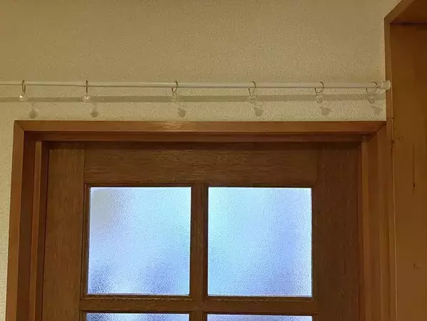 【ダイソー】部屋の仕切りは『440円』で作れる！　つっぱり棒を活用して5分で完成した