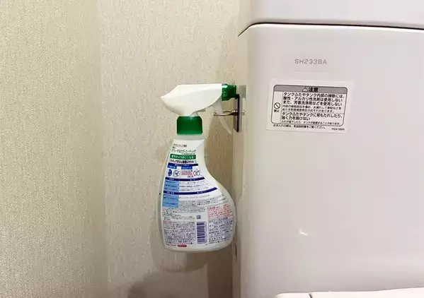 便器の横に『スマホリング』を貼ると悩み解決　トイレグッズを衛生的に収納できる応用テク【3選】
