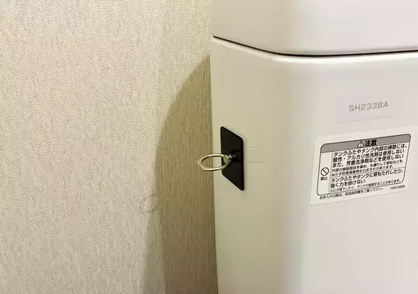 便器の横に『スマホリング』を貼ると悩み解決　トイレグッズを衛生的に収納できる応用テク【3選】