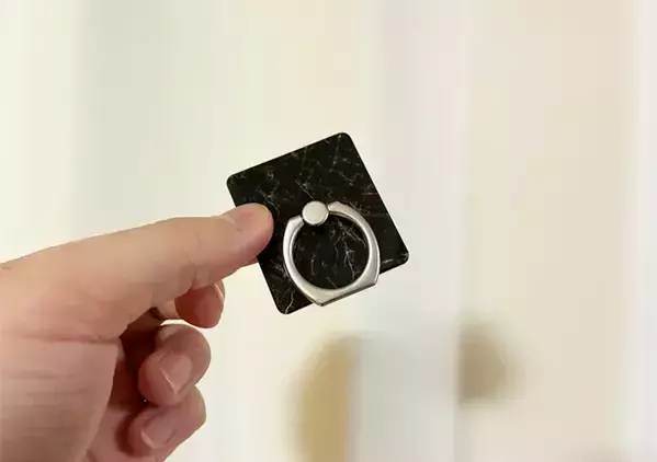 便器の横に『スマホリング』を貼ると悩み解決　トイレグッズを衛生的に収納できる応用テク【3選】