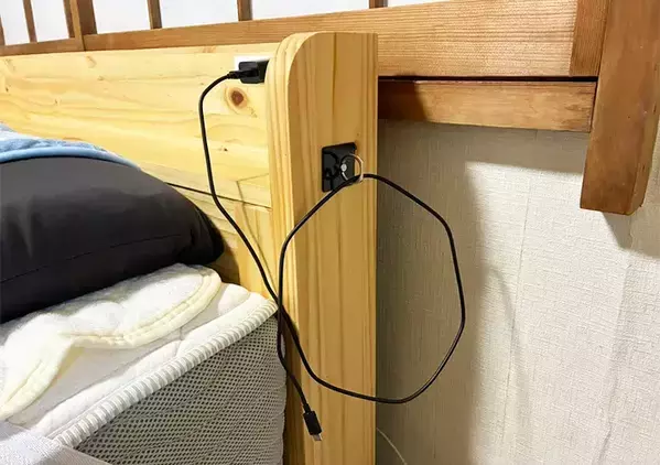 便器の横に『スマホリング』を貼ると悩み解決　トイレグッズを衛生的に収納できる応用テク【3選】