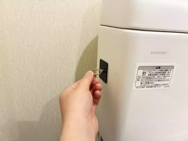 便器の横に『スマホリング』を貼ると悩み解決　トイレグッズを衛生的に収納できる応用テク【3選】