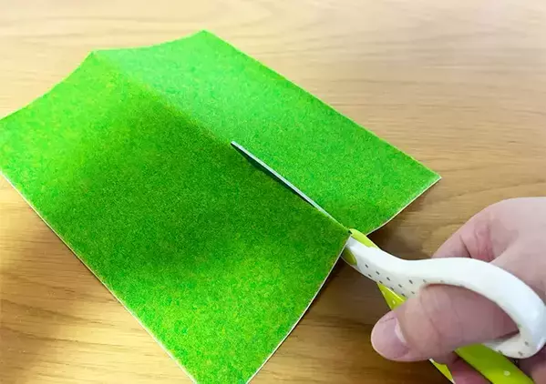 セリアの『芝生調シート』で質素なトイレがおしゃれな雰囲気に　貼るだけでできる簡単DIY術