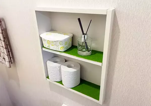 セリアの『芝生調シート』で質素なトイレがおしゃれな雰囲気に　貼るだけでできる簡単DIY術