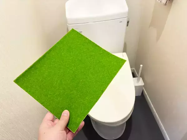 セリアの『芝生調シート』で質素なトイレがおしゃれな雰囲気に　貼るだけでできる簡単DIY術