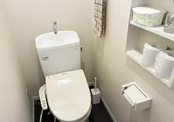 セリアの『芝生調シート』で質素なトイレがおしゃれな雰囲気に　貼るだけでできる簡単DIY術