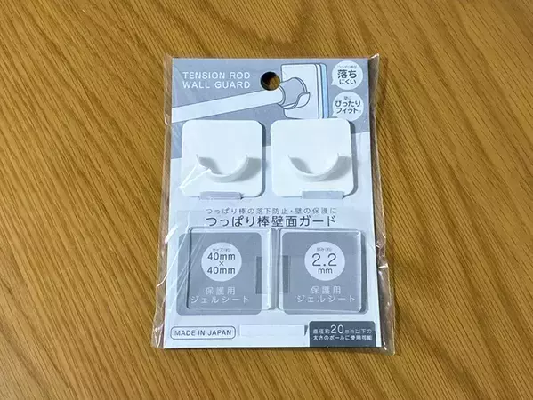 『机下』につっぱり棒1本を置くだけで？　便利な『浮かせる収納』を作る裏ワザ