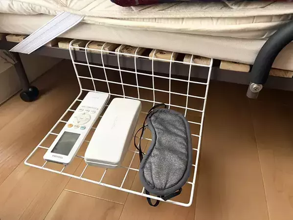 ワイヤーネットを『マットレス下』に差し込むと…　枕元がスッキリする活用術