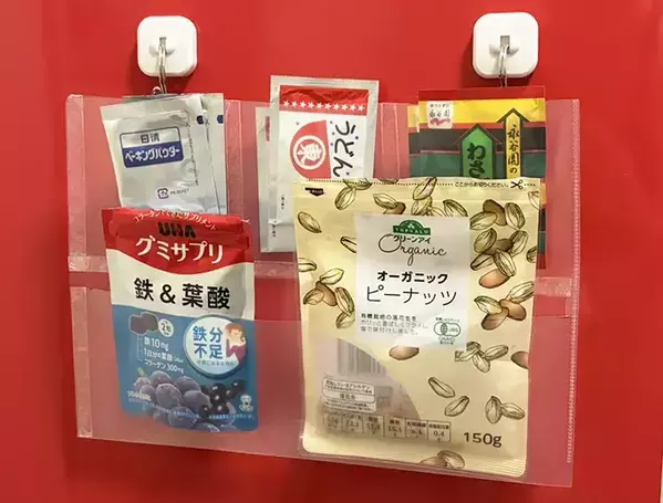 余ったクリアファイルを『壁掛け収納』にリメイク！　調味料や文房具がスッキリする裏ワザ