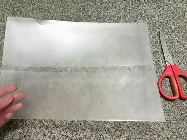 余ったクリアファイルを『壁掛け収納』にリメイク！　調味料や文房具がスッキリする裏ワザ